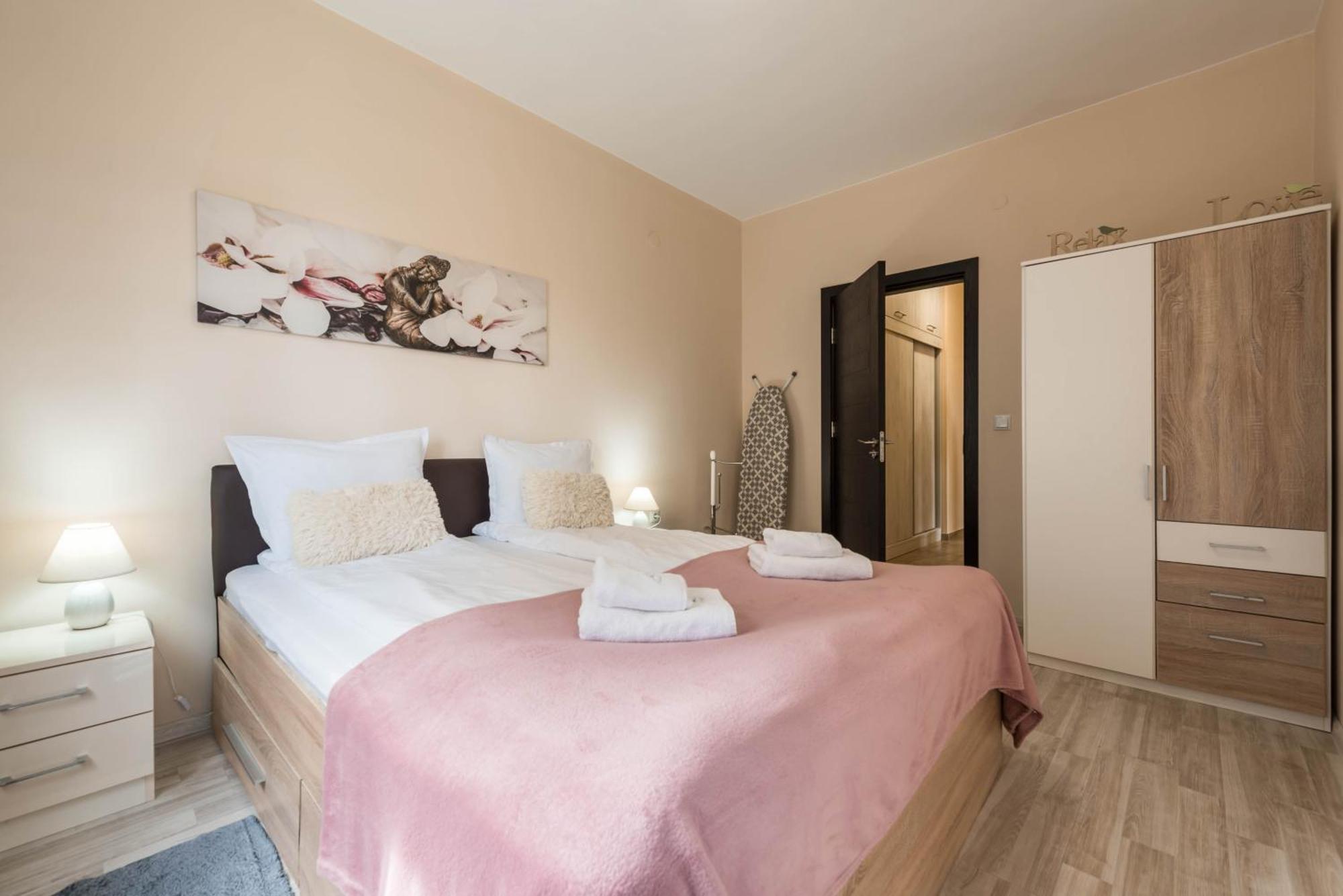 Two Bedroom Cathedral View Apartment Warna Exterior foto